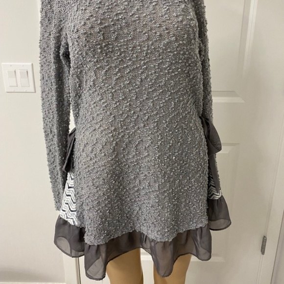 Altard State Textured Gray Ruffle Hem Tunic Top. Medium. - Picture 2 of 16